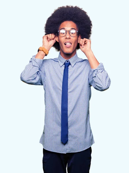 Junger Afrikanisch Amerikanischer Geschäftsmann Mit Afro Haaren Brille Lächelnd Ohren — Stockfoto