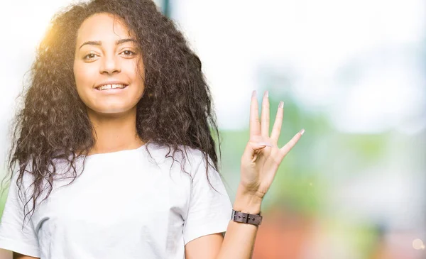 Jong Mooi Meisje Met Krullend Haar Dragen Casual Wit Shirt — Stockfoto