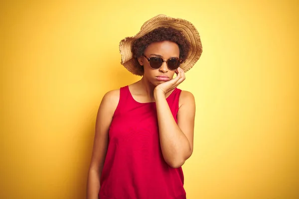 Afro Amerikaanse Vrouw Dragen Zomer Hoed Zonnebril Gele Geïsoleerde Achtergrond — Stockfoto