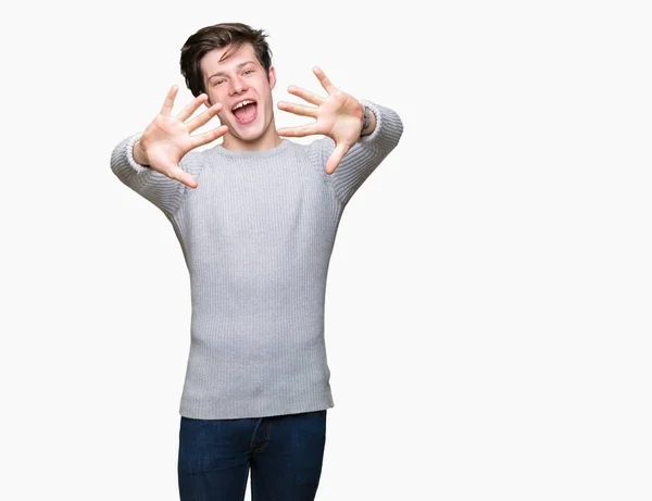 Jovem Homem Bonito Vestindo Camisola Inverno Sobre Fundo Isolado Mostrando — Fotografia de Stock