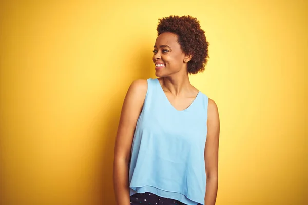 Красивая Африканская Американка Элегантной Рубашке Изолированном Желтом Фоне Улыбкой Лице — стоковое фото