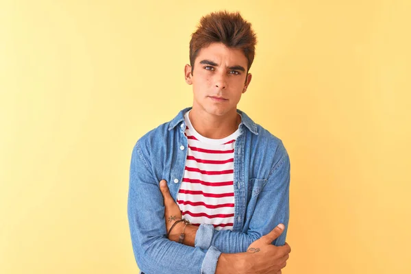 Homem Bonito Jovem Vestindo Camiseta Listrada Camisa Jeans Sobre Fundo — Fotografia de Stock