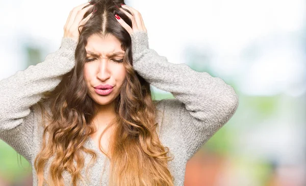 Mujer Hermosa Joven Con Vestido Invierno Que Sufre Dolor Cabeza —  Fotos de Stock