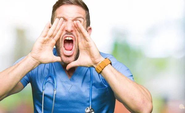 Stilig Läkare Man Bär Medicinsk Uniform Över Isolerade Bakgrunden Ropade — Stockfoto