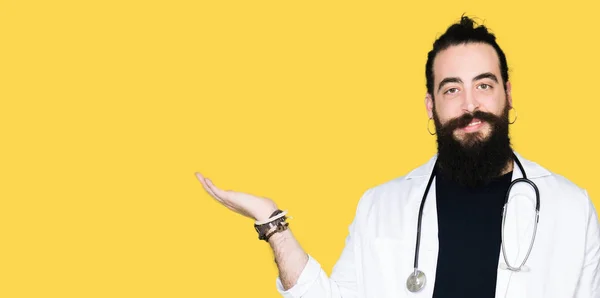Lekarz Długimi Włosami Sobie Płaszcz Medycznych Stetoskop Uśmiechający Się Wesoły — Zdjęcie stockowe