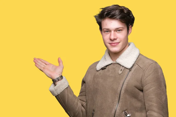 Joven Hombre Guapo Con Abrigo Invierno Sobre Fondo Aislado Sonriente — Foto de Stock