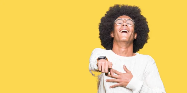 Ung Afrikansk Amerikansk Man Med Afro Hår Bär Glasögon Skrattar — Stockfoto