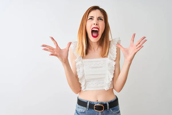 Mooie Roodharige Vrouw Dragen Casual Shirt Staande Geïsoleerde Witte Achtergrond — Stockfoto