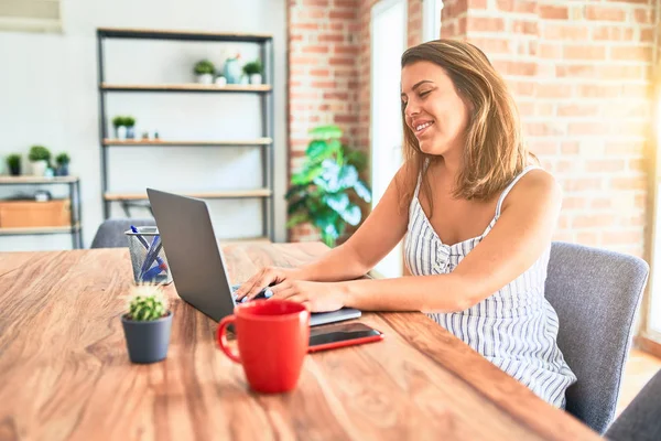 Jovem Mulher Negócios Bonita Trabalhando Usando Laptop Casa Escritório Sorrindo — Fotografia de Stock