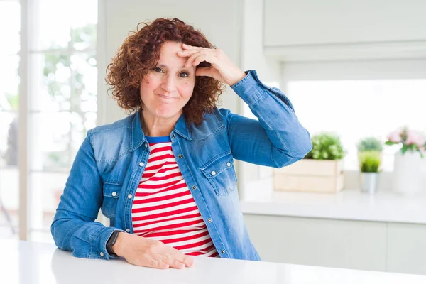 Mujer Mayor Mediana Edad Con Pelo Rizado Con Chaqueta Mezclilla — Foto de Stock