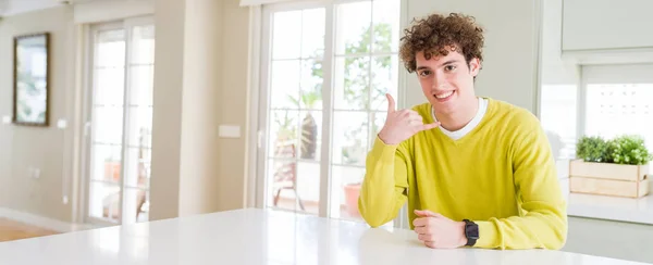 自宅で若いハンサムな男の広角ショットは 電話で話すような手と指で電話ジェスチャーをして微笑んでいます 概念の伝達 — ストック写真