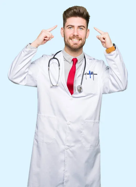 Tıbbi Giyen Genç Yakışıklı Doktor Adam Kat Hem Parmak Harika — Stok fotoğraf