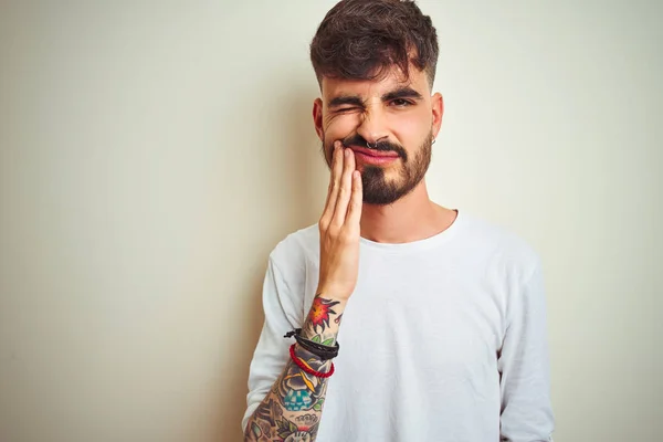 Hombre Joven Con Tatuaje Usando Camiseta Pie Sobre Fondo Blanco — Foto de Stock