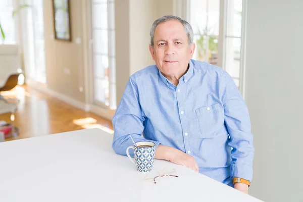 Hombre Mayor Guapo Bebiendo Una Taza Café Casa Con Expresión — Foto de Stock