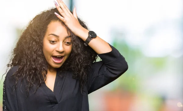 Jeune Belle Fille Aux Cheveux Bouclés Portant Une Robe Élégante — Photo