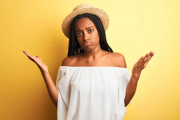 Mladá Afro Americká Žena Bílém Tričku Klobouku Izolovaném Žlutém Pozadí — Stock fotografie