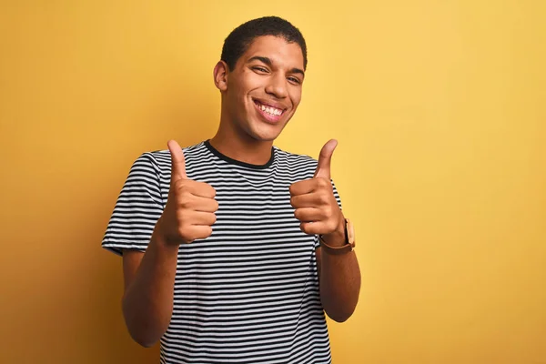 Ung Vacker Arabisk Man Klädd Marinblå Randig Shirt Över Isolerad — Stockfoto