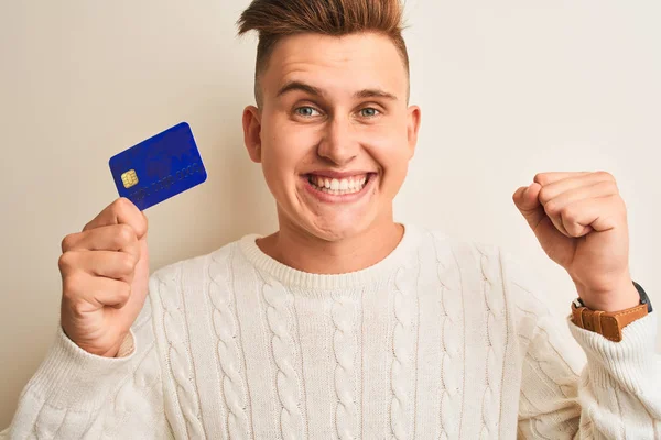 Joven Hombre Guapo Sosteniendo Tarjeta Crédito Sobre Fondo Blanco Aislado —  Fotos de Stock