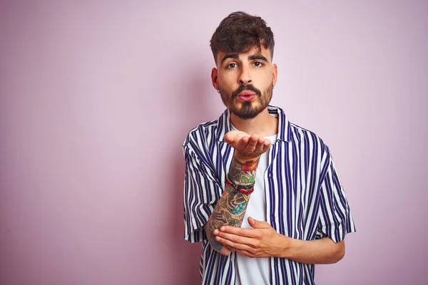 Joven Hombre Con Tatuaje Con Camisa Rayas Pie Sobre Fondo — Foto de Stock