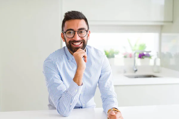 Hombre de negocios guapo con gafas y sonriente alegre con —  Fotos de Stock