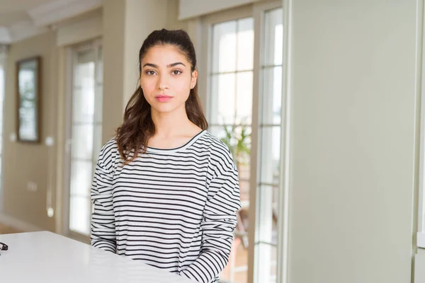 Joven Mujer Hermosa Casa Con Expresión Seria Cara Simple Natural — Foto de Stock