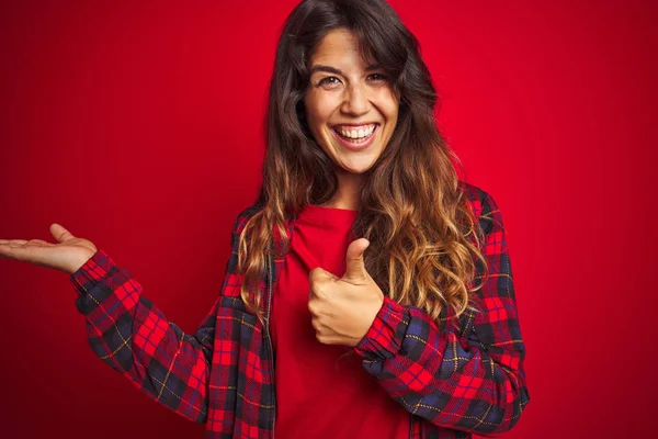 Jonge Mooie Vrouw Het Dragen Van Casual Jas Staande Rode — Stockfoto