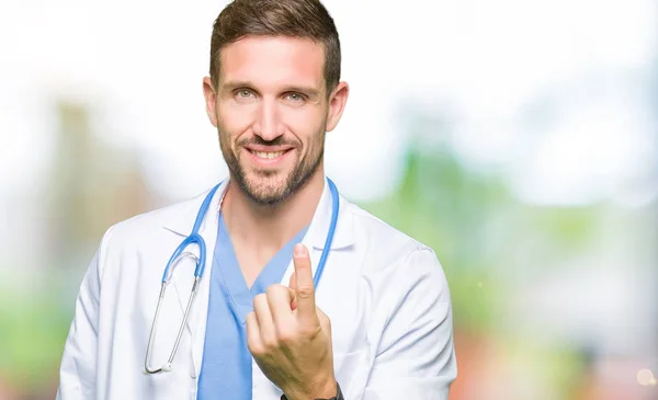 英俊的医生在孤立的背景穿着医疗制服的医生 Becc 来到这里手势与手邀请高兴和微笑 — 图库照片