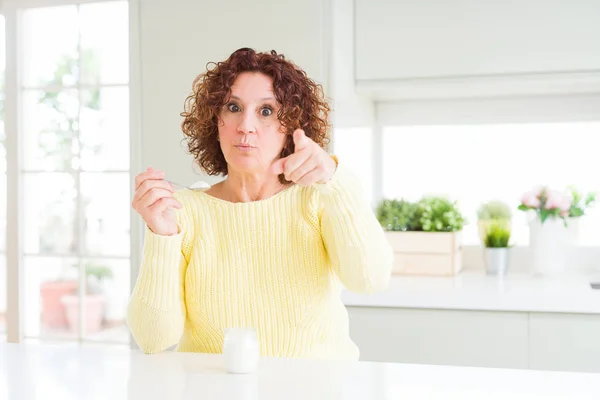 Donna Anziana Mangiare Sano Yogurt Naturale Casa Puntando Con Dito — Foto Stock