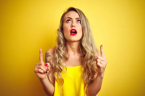 Jeune Femme Attactive Portant Shirt Debout Sur Fond Jaune Isolé — Photo