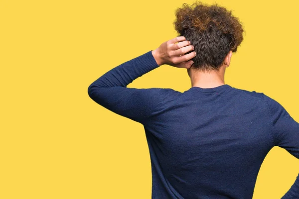 Jonge Knappe Man Met Afro Haar Terug Denken Twijfel Met — Stockfoto