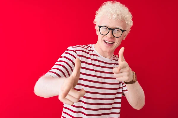 Junger Albinoblonder Mann Mit Gestreiftem Shirt Und Brille Vor Isoliertem — Stockfoto