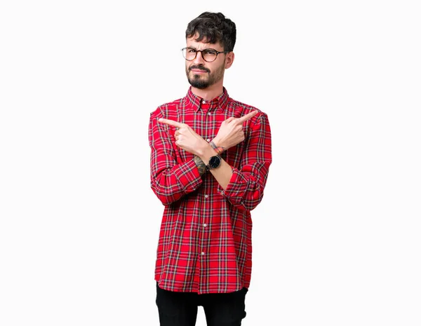 Mladý Pohledný Muž Nosí Brýle Nad Izolované Pozadí Pointing Neshodnou — Stock fotografie