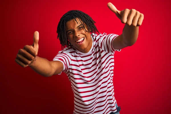 Joven Hombre Afro Con Rastas Con Camiseta Rayas Pie Sobre —  Fotos de Stock