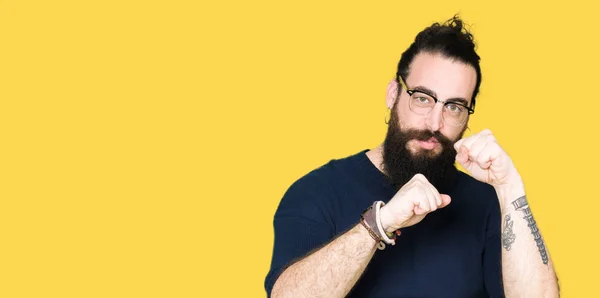 Homem Jovem Hipster Com Cabelos Longos Barba Usando Óculos Pronto — Fotografia de Stock