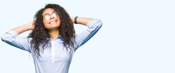 Jeune Belle Fille Affaires Avec Les Cheveux Bouclés Portant Des — Photo