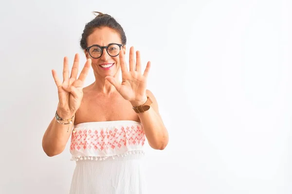 Middelbare Leeftijd Vrouw Het Dragen Van Casual Kleding Glazen Staande — Stockfoto