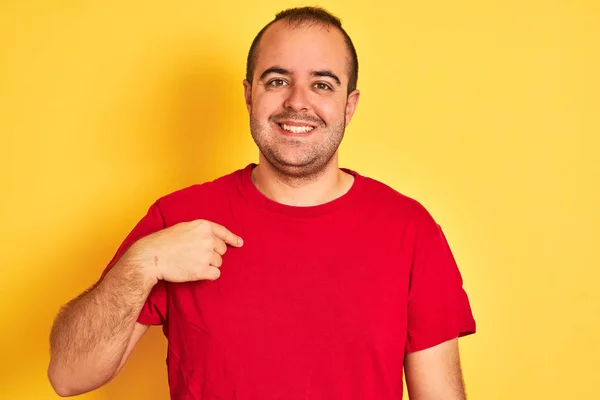 Junger Mann Rotem Lässigem Shirt Vor Isoliertem Gelben Hintergrund Mit — Stockfoto