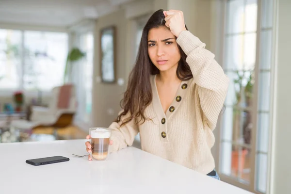 Jeune Femme Buvant Une Tasse Café Maison Ennuyé Frustré Criant — Photo