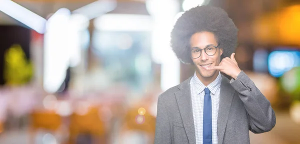 Młody Afroamerykanin Działalności Człowieka Afro Włosów Okularach Uśmiechający Się Robi — Zdjęcie stockowe
