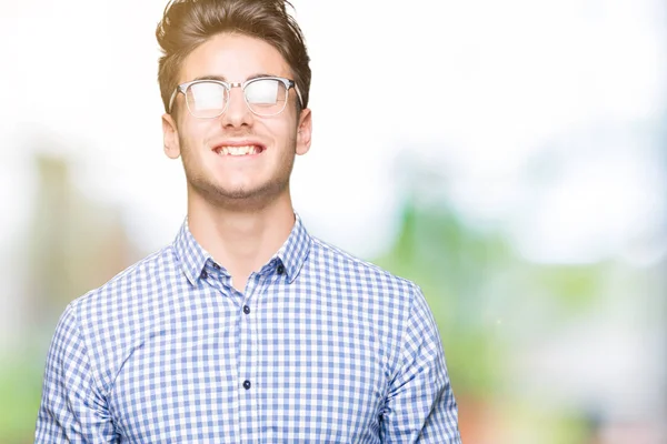 Homem Bonito Jovem Usando Óculos Sobre Fundo Isolado Com Sorriso — Fotografia de Stock