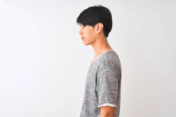 Mladý Číňan Který Nosí Neformální Tričko Stojící Nad Osamělým Bílým — Stock fotografie