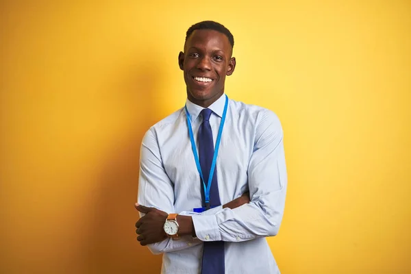 Hombre Negocios Afroamericano Con Tarjeta Identificación Sobre Fondo Amarillo Aislado —  Fotos de Stock