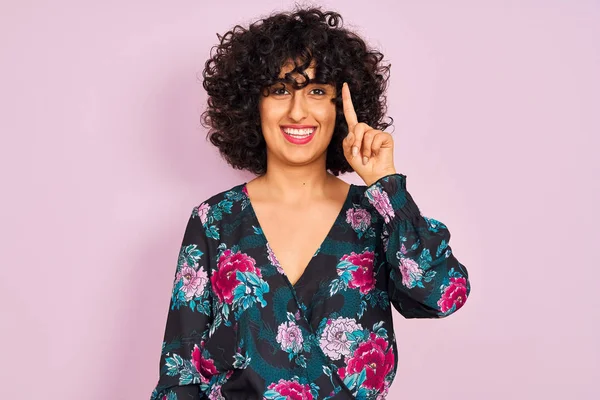 Mujer Árabe Joven Con Pelo Rizado Con Vestido Floral Sobre — Foto de Stock