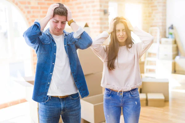 Beau Jeune Couple Déménageant Dans Une Nouvelle Maison Souffrant Maux — Photo