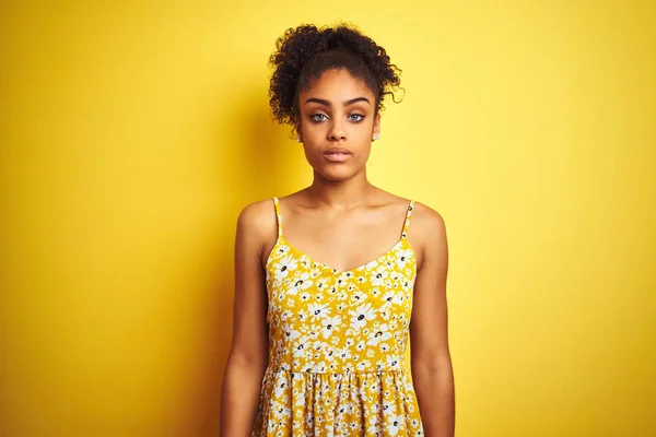 Mujer Afroamericana Con Vestido Floral Casual Pie Sobre Fondo Amarillo —  Fotos de Stock