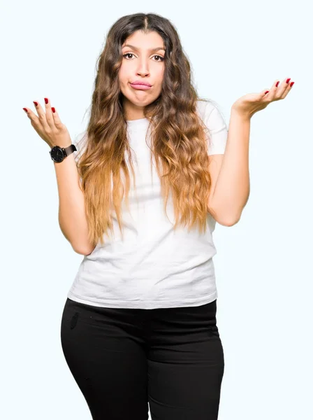 Junge Schöne Frau Trägt Legeres Weißes Shirt Ahnungslos Und Verwirrt — Stockfoto