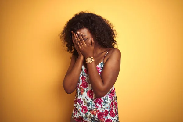 孤立した黄色の背景に花柄の夏のTシャツを着たアフリカ系アメリカ人女性は 泣きながら手で顔を覆う悲しい表情を浮かべていた うつ病の概念 — ストック写真