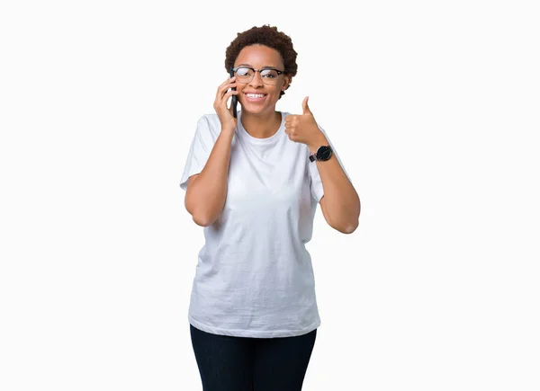 年轻的非洲裔美国妇女在电话里谈论孤立的背景高兴与大微笑做Ok标志 拇指用手指 优秀的标志 — 图库照片