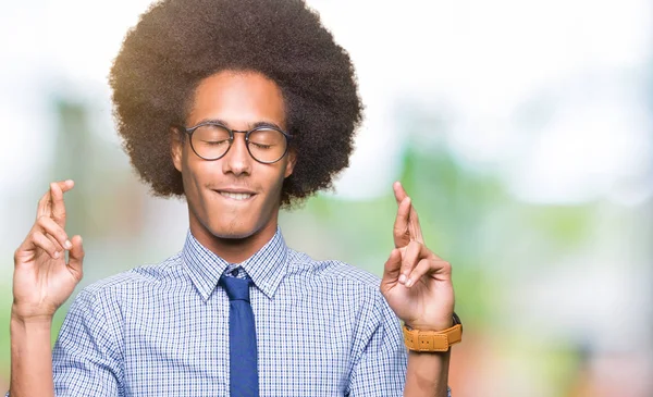 Jovem Empresário Afro Americano Com Cabelo Afro Usando Óculos Sorrindo — Fotografia de Stock