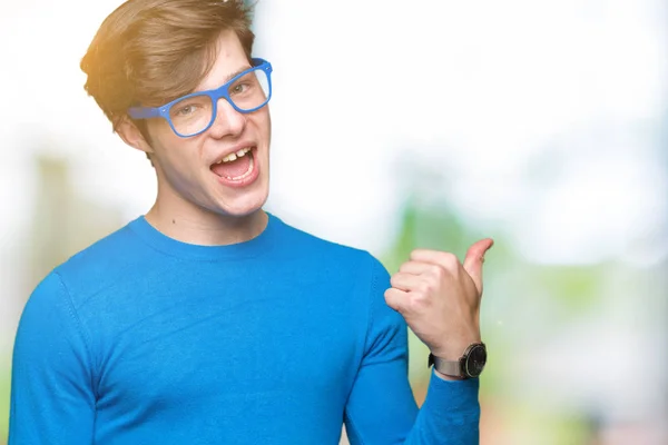 Joven Hombre Guapo Con Gafas Azules Sobre Fondo Aislado Sonriendo — Foto de Stock